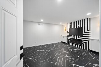 Building Photo - 2101 Fountain View Dr