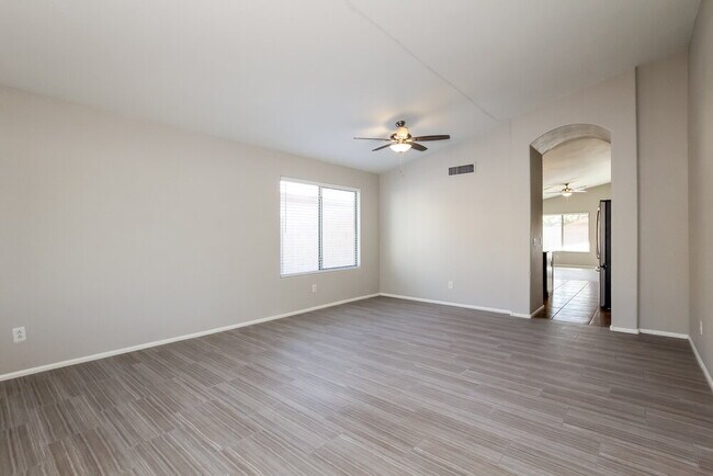 Foto del edificio - 16755 W Polk St