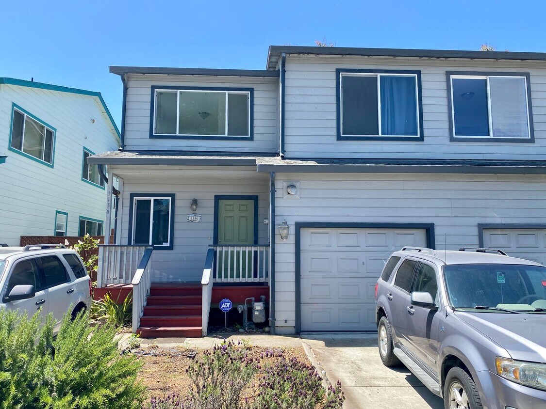 Primary Photo - Spacious 3 Bedroom, 2.5 Bathroom Marina To...