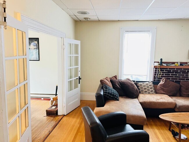 Building Photo - AWESOME ALLSTON FIVE BED!!!
