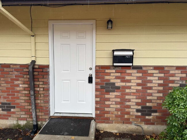 Building Photo - This 2 bed, 1 bath duplex unit offers convenient access to Berrydale and Harrison Parks and withi...