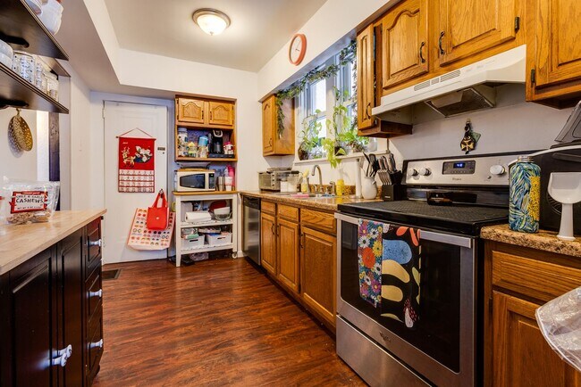 Building Photo - AVAILABLE JUNE - Beautiful 3 Bedroom Home ...