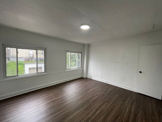Building Photo - AVAILABLE May - Spacious 3 Bedroom Home w/...