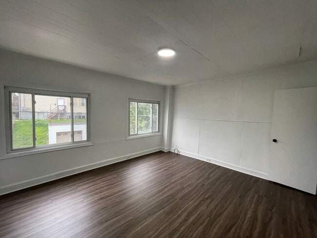 Building Photo - AVAILABLE MAY 2026 - Spacious 3 Bedroom Home w/ Non-Traditional Layout!