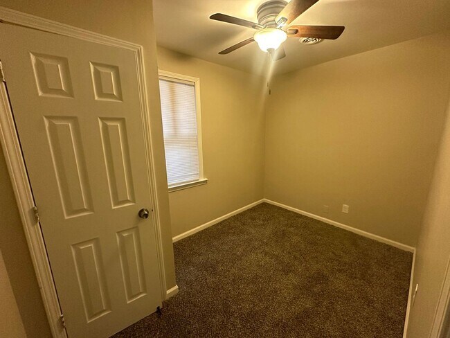 Foto del edificio - Renovated 3-Bedroom Home – We Welcome Sect...