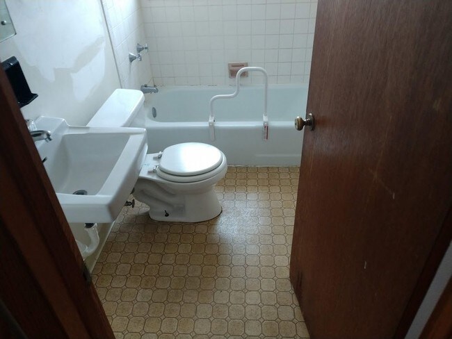 Foto del edificio - 4365 S. 13th Street - 1 Bedroom Upper