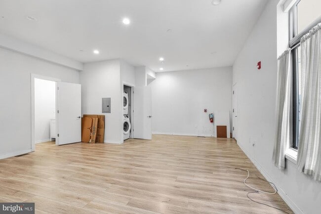 Building Photo - 385 Martin St