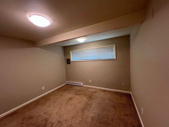 Foto del edificio - RICHMOND ONE BEDROOM AVAILABLE FOR IMMEDIATE MOVE-IN - SEE LISTING FOR SPECIALS!
