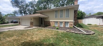 Building Photo - 9536 Elmwood Dr