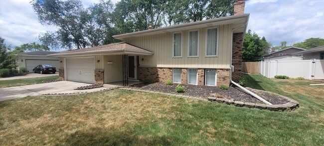 Building Photo - 9536 Elmwood Dr