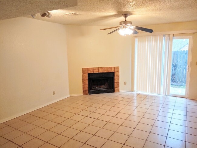 Photo - 44444-606 W Collins St Apartment