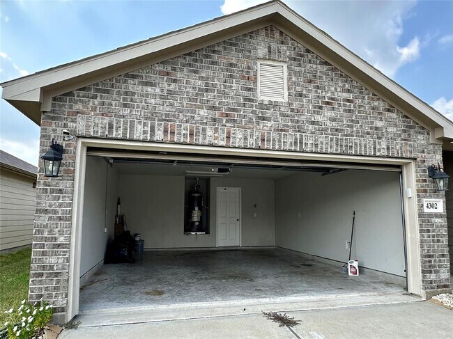 Foto del edificio - 4302 Whiskey River Dr