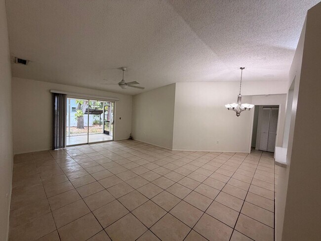 Foto del edificio - Centrally located 3/2 with 2 car garage. Pet friendly with fenced in backyard. Lawncare included.