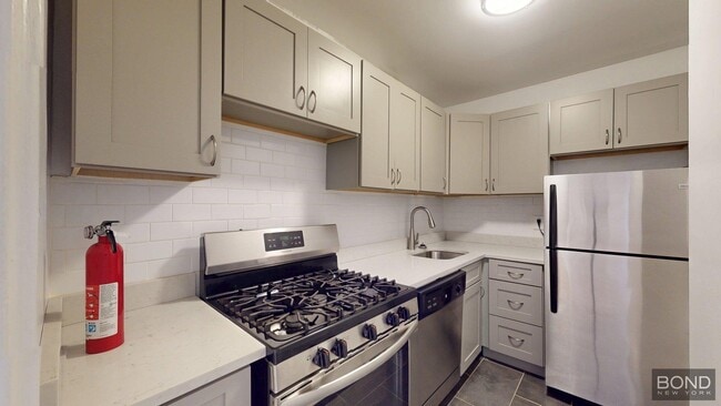 Building Photo - 340 E 74th St