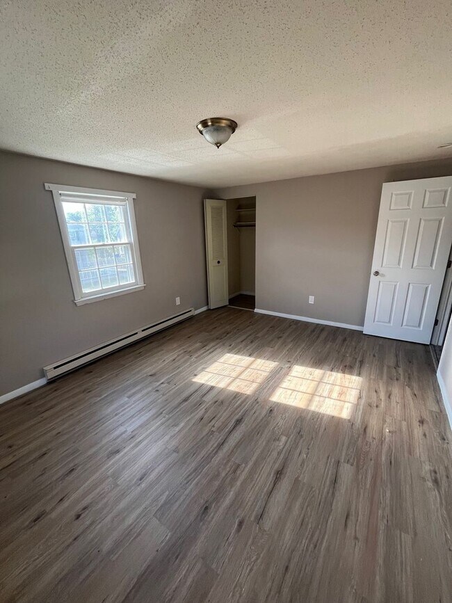 Foto del edificio - Charming 2BR Duplex in Springfield