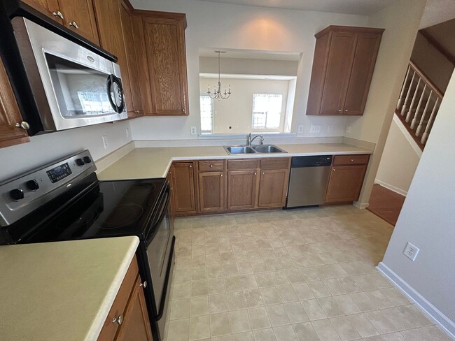 Building Photo - 3 Bedroom | 2.5 Bathroom Townhome *MOVE IN...