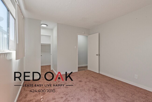 Foto del edificio - ~1 Month FREE~ Top Floor One Bedroom with ...