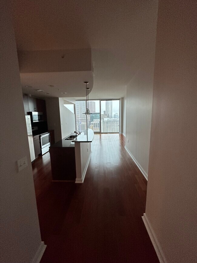 Vista desde la entrada de la puerta principal. - 400 W Peachtree St NW