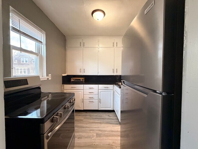 Building Photo - N 14th St Triplex