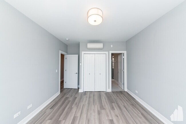 Building Photo - 3937 N Janssen Ave