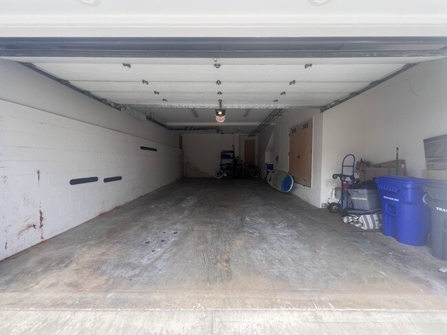 Tandem Garage - 4302 Ocean Dr