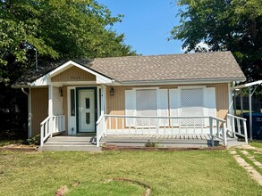 Building Photo - 9624 Santa Monica Dr