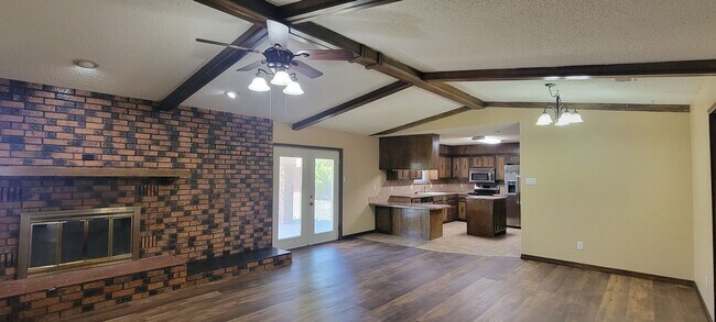 Foto del edificio - LARGE 3 BEDROOM HOME IN NORTHEAST CLOVIS
