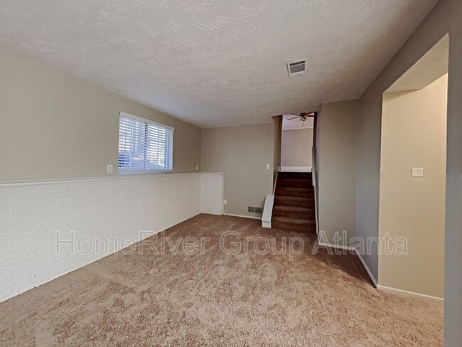 Building Photo - 465 N Pond Trail