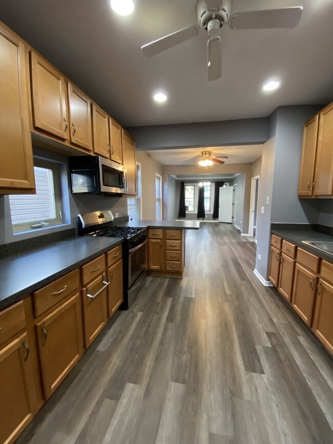 Building Photo - 5652 W 64th St