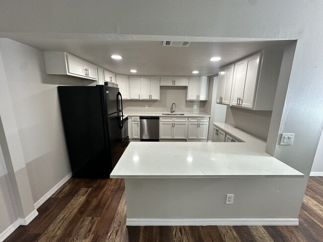 Foto del edificio - 5541 Bay Blvd