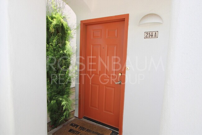 Building Photo - Gorgeous 2-beds, 2-baths condo in the pres...