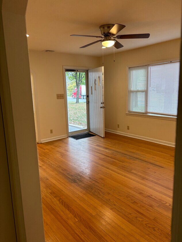 Sala de estar - 3700 Horseblock Rd