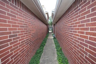 Building Photo - 3229 Continental Dr