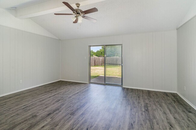Foto del edificio - Single-Story Gem with Vaulted Ceilings and...