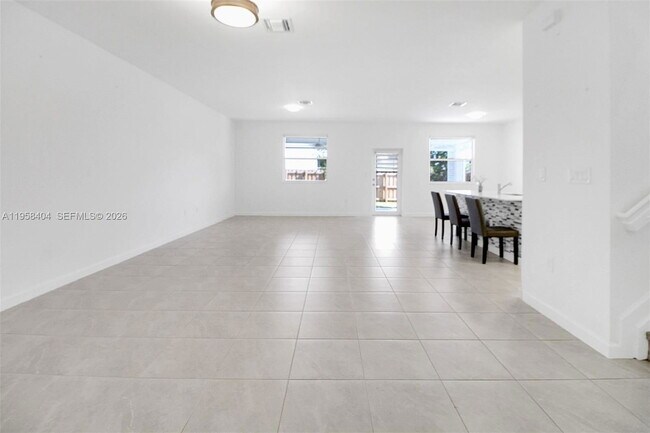 Foto del edificio - 879 SE 26th Ter