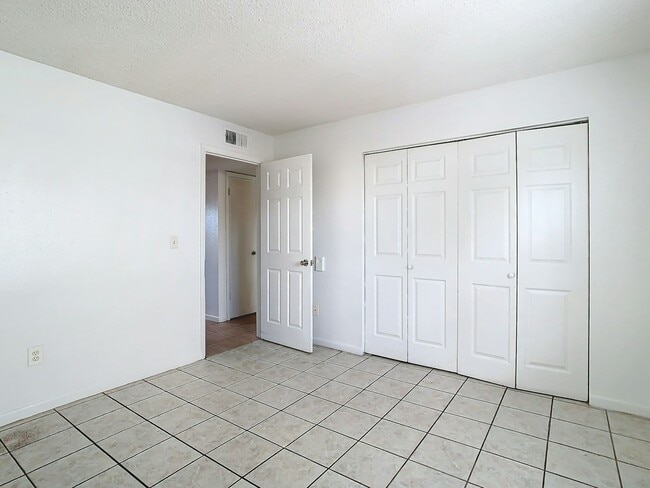 Building Photo - 712 E Floribraska Ave