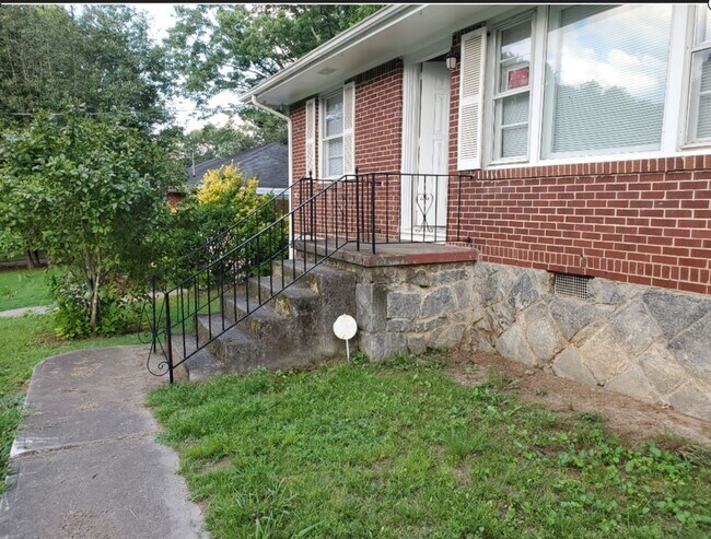 Building Photo - 843 Springvalley Dr