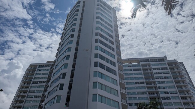 Foto del edificio - 7135 Collins Ave