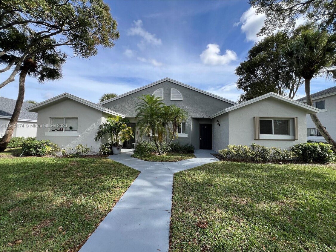 Primary Photo - 1008 Lake Victoria Dr