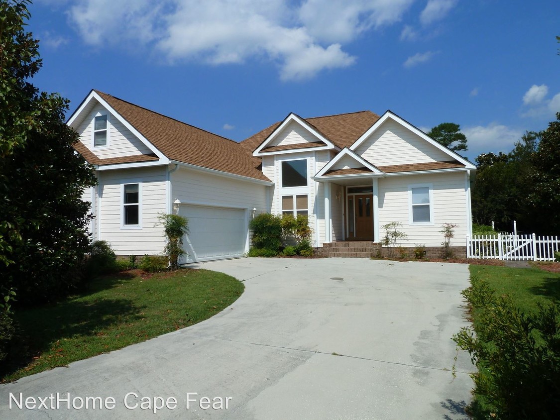 3 br, 2 bath House 3264 St. James Dr House Rental in Southport, NC