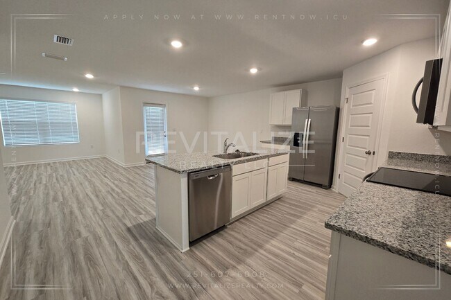 Foto del edificio - 4BR/2BA Home- Connected Living with Pool & Gym Access