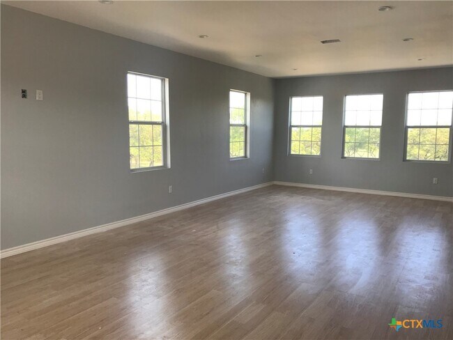 Foto del edificio - 729 Clay Ridge