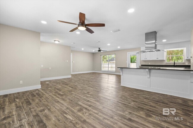 Building Photo - 10 Troyer Ct