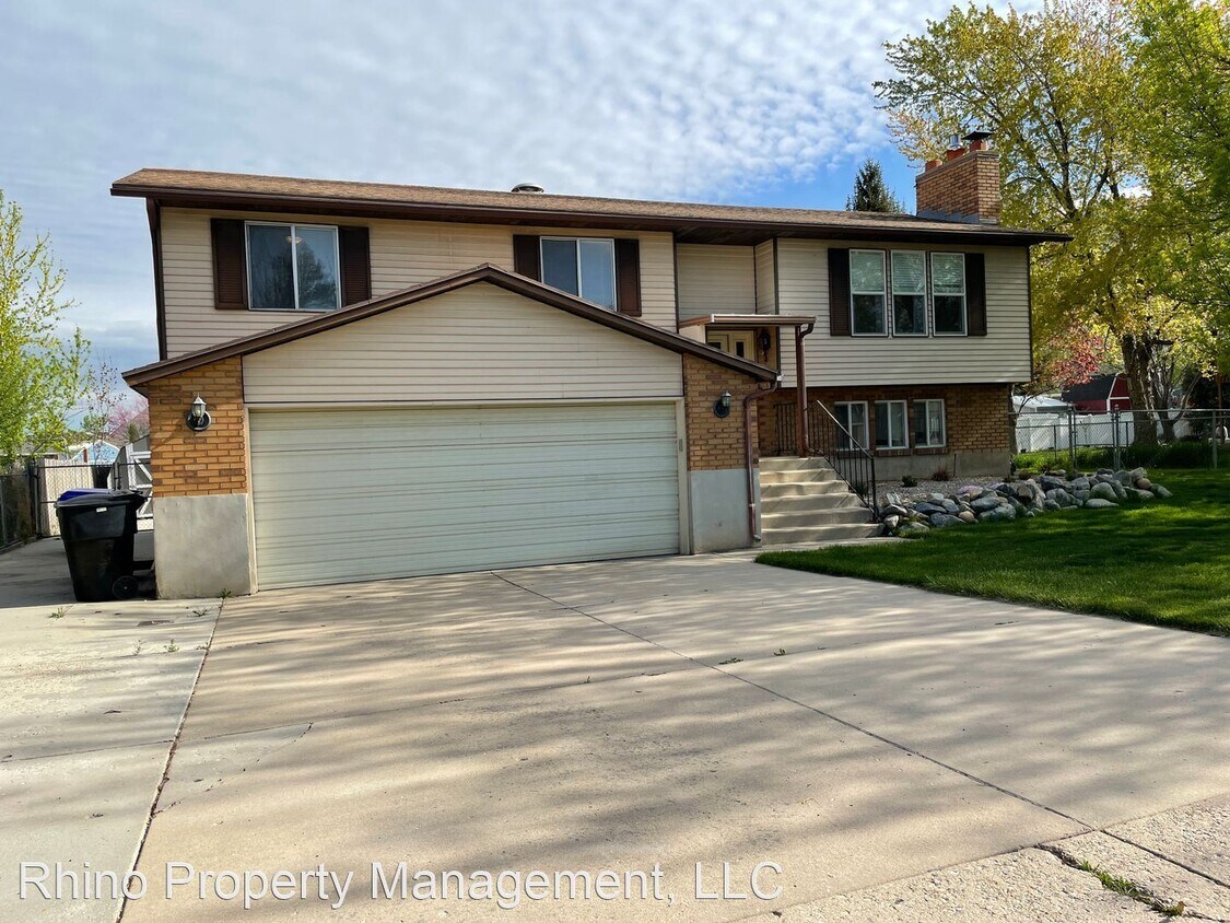 Primary Photo - 4 br, 3 bath House - 496 W. Creekview Rd
