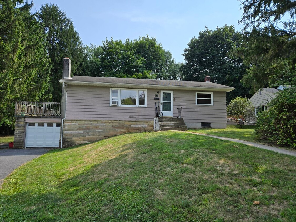 Foto principal - 3 Bedroom, 1 Bathroom Home near S. Atherto...