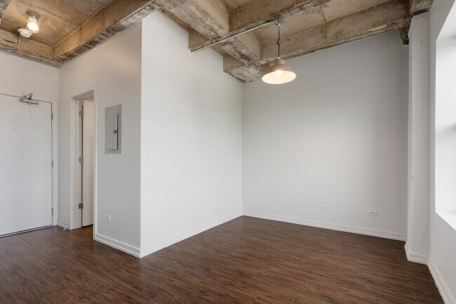 Building Photo - 1325 W Wilson Ave