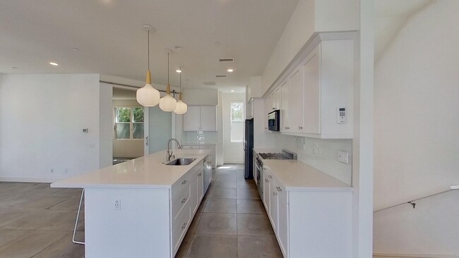 Building Photo - Lovely 3 Bedroom, 3 Bathroom Home Just 2 M...