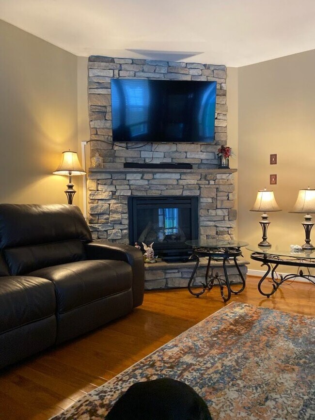 Building Photo - Charming 4-Bedroom 2.5 Bathroom Home locat...