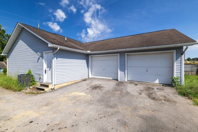Building Photo - 152 Red Bud Ln