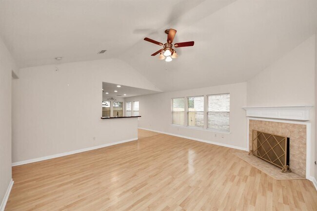 Foto del edificio - 3211 Crestbridge Ln